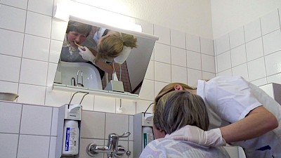 Zahn- & Mundpflege teilweise unterstützt im Sitzen am Waschbecken vor dem Spiegel (eingestellt) mit guter Ausleuchtung