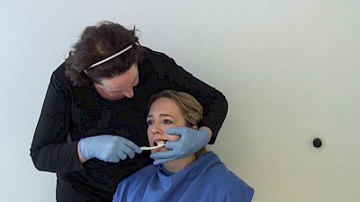 Zahn- & Mundpflege vollständig unterstützt