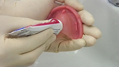 Beispiele: Reinigung & Haftcreme-Anwendung bei Zahnprothesen