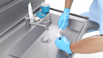 Die eigentliche mechanische Reinigung erfolgt am besten mit Bürste und Zahnpasta. Die Zahnprothese wird dabei sicher und tief ins Waschbecken gehalten, damit diese keinen Schaden nimmt, sollte die Prothese einmal aus der Hand gleiten.