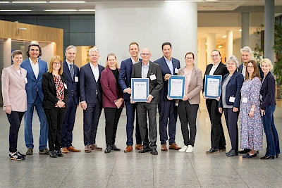 v.l.n.r.: Prof. Dr. Katrin Bekes (Jury, Wien), Prof. Dr. Hendrik Meyer-Lückel (Jury, Bern), Prof. Dr. Annette Wiegand (Jury, Göttingen), Prof. Dr. Sebastian Paris (Jury, Berlin), Prof. Dr. Rainer Haak (Jury, Leipzig), Prof. Dr. Nadine Schlüter (Jury, Hannover), Julian Michel und Dr. Elmar Ludwig (Gewinner „Praxis & Gesellschaft“, Ulm), Prof. Dr. Ingmar Staufenbiel und Prof. Dr. Anne-Katrin Lührs (1. Platz „Wissenschaft“, Hannover), Jun.-Prof. Dr. Anna-Lena Hillebrecht (2. Platz „Wissenschaft“, Freiburg), Prof. Dr. Kirstin Vach (Gewinnerin 1. und 2. Platz „Wissenschaft“), Prof. Dr. Thomas Attin (Jury, Zürich), Dr. Steffi Beckmann (Jury, Bonn), Janina Werner (Wrigley Oral Health Program, Unterhaching)   Foto: Wrigley Oral Health Program (WOHP) / DGZ, Andreas Arnold